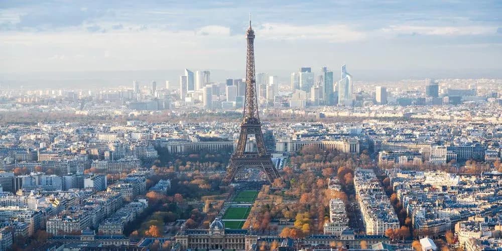 Paris, la tour Eiffel et le quartier de La Défense vus du ciel