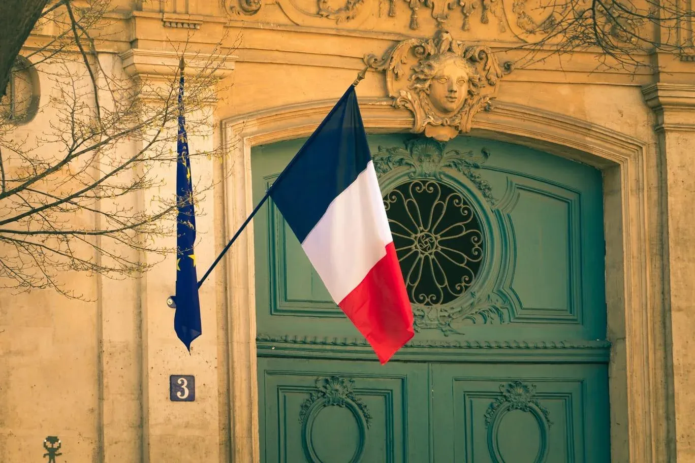 Le drapeau français devant la façade du Sénat